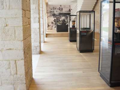 Come detto all�interno dell�ex convento � stato allestito il Museo archeologico di Santa Scolastica, inaugurato nel 2018. Qui � da rimarcare soprattutto la grande sala espositiva che accoglie manufatti che ripercorrono tutta la storia pi� antica di Bari